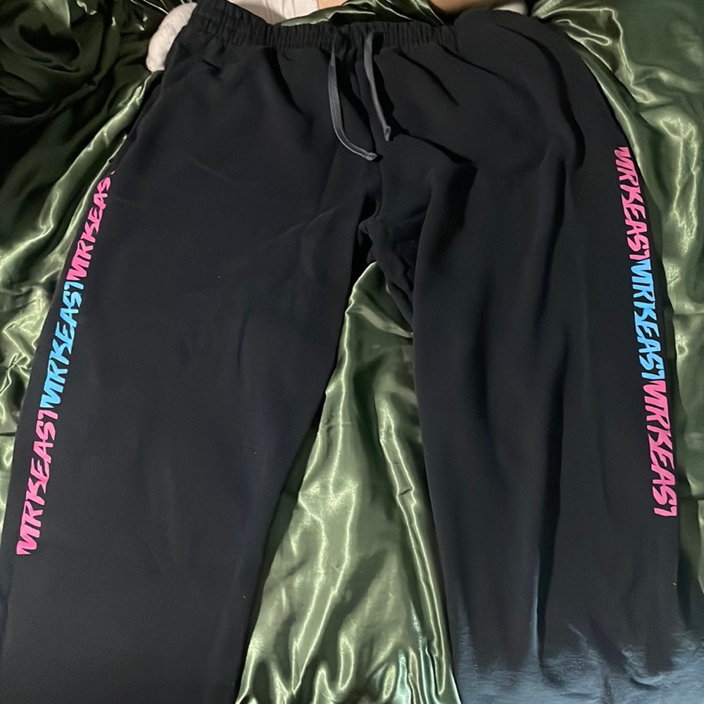 MRBEAST SWEATS‼️ Size large.
